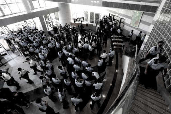 APPLE DAILY, 500 AGENTI PER ARRESTARE 5 GIORNALISTI A HONG KONG