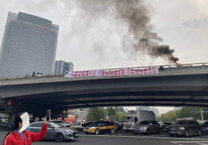 Cina protesta banner ponte Sitong