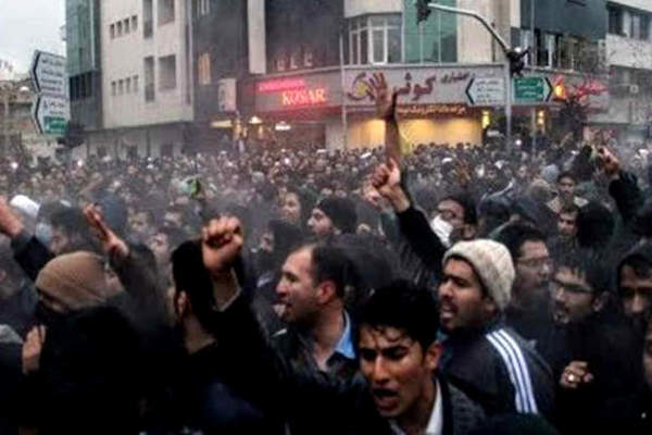 Gli Studenti Iraniani Urlano Morte a Khamenei per i morti del volo PS752