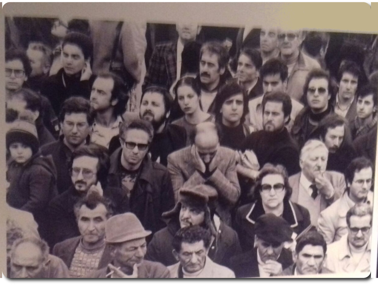alcuni amici mi hanno rintracciato in questa foto di Rodrigo Pais del 1978 scattata nel giorno del rapimento di Aldo Moro, durante una delle prime manifestazioni di sdegno. L'uomo al centro della foto (non sono io) sembra l'Urlo di Munch.