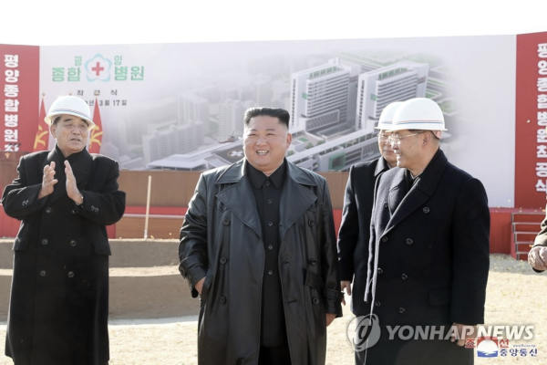 Kim Jong Un partecipa all'inaugurazione dei lavori di costruzione di un nuovo ospedale a Pyonyang il 17 marzo 2020 senza indossare maschere di protezione, al pari dei suoi accompagnatori.