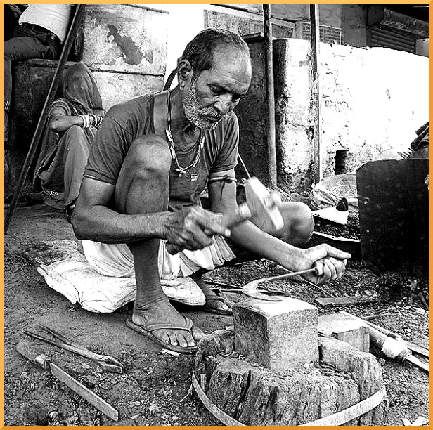 Falce e Martello - India 2012, un fabbro artigiano a Puskar - foto Ivan Fantasia