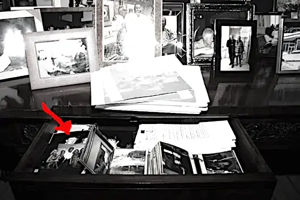 Ecco come Epstein veniva pagato dai "clienti" delle sue vittime