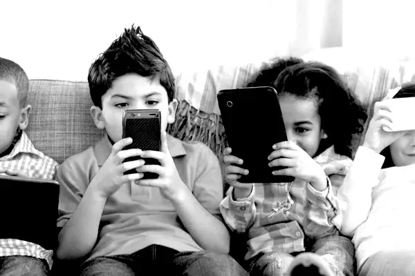 bambini & smartphone with surrounding environment and a calm emotional tone