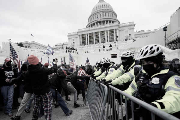 /media/hwddd5nw/trump-assedio-a-capitol-hill.jpg