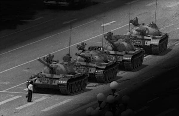 /media/i5ylr05v/piazza-tiananman-tankman-4689.jpg