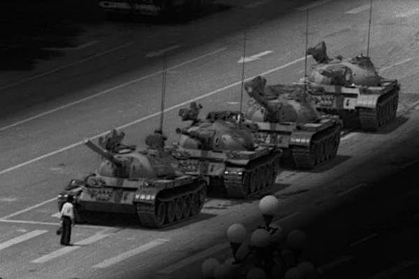 /media/i5ylr05v/piazza-tiananman-tankman-4689.jpg