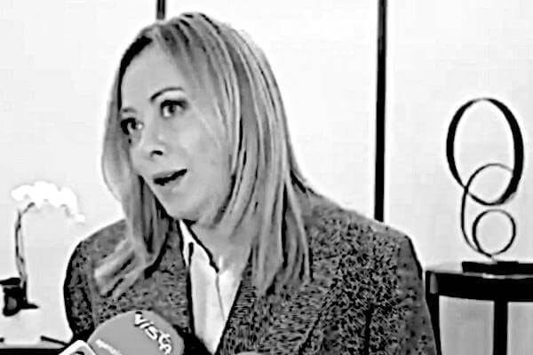 Giorgia Meloni come un drone contro la Sumud Flotilla e Crosetto