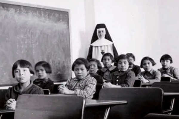 CHI HA UCCISO 215 PICCOLI NATIVI INDIANI IN CANADA?