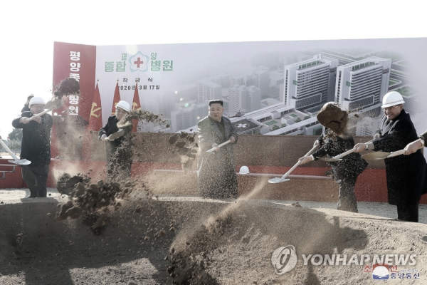 Sempre nello stesso giorno Kim Jong Un si fa fotografare nel gesto simbolico dell'inizio dei lavori, sempre senza mascherina