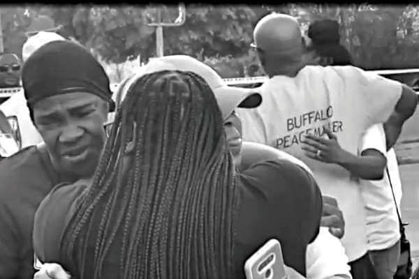 Strage Razzista  a Buffalo, Fascista Bianco Uccide 10 Neri