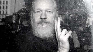 MEZZA VITTORIA PER JULIAN ASSANGE