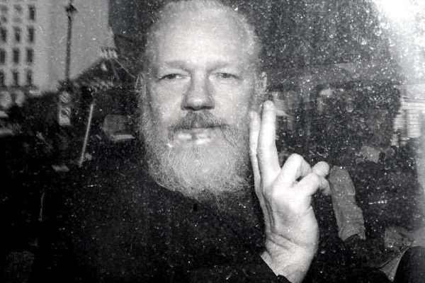 MEZZA VITTORIA PER JULIAN ASSANGE