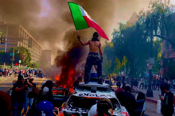 Prove di guerra civile a Los Angeles, Trump ci sguazza con l'esercito