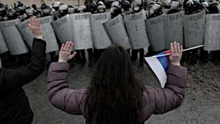 L'IDIOZIA DELLA POLIZIA DI PUTIN FAVORISCE NAVALNYJ