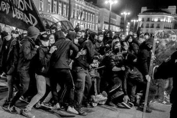 L'ARRESTO DI HASEL RISVEGLIA I GIOVANI A MADRID E BARCELLONA