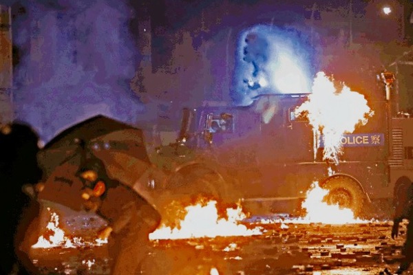 Hong Kong, la Polizia trasforma PolyU in Inferno