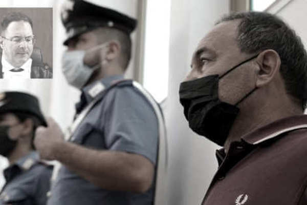 La storica sentenza del giudice Accurso contro Mimmo Lucano