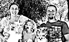 La famiglia nel bosco di alberi e le famiglie nei boschi di cemento