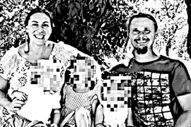 La famiglia nel bosco di alberi e le famiglie nei boschi di cemento