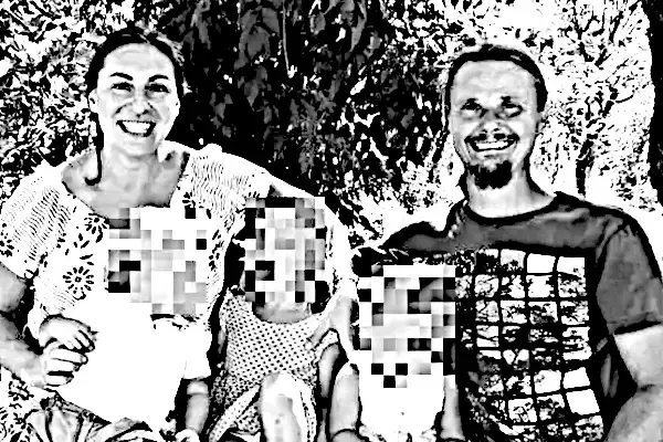 La famiglia nel bosco di alberi e le famiglie nei boschi di cemento