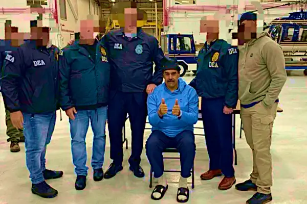 Maduro nel carcere di Brooklyn, prigioniero di Trump with surrounding environment and a calm emotional tone