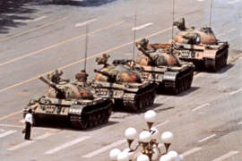 IN RICORDO DEI GIOVANI DI TIANANMEN DEL 1989 E DI HONG KONG DEL 2020