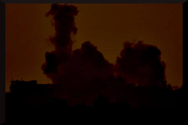 Notte di bombe a Gaza City