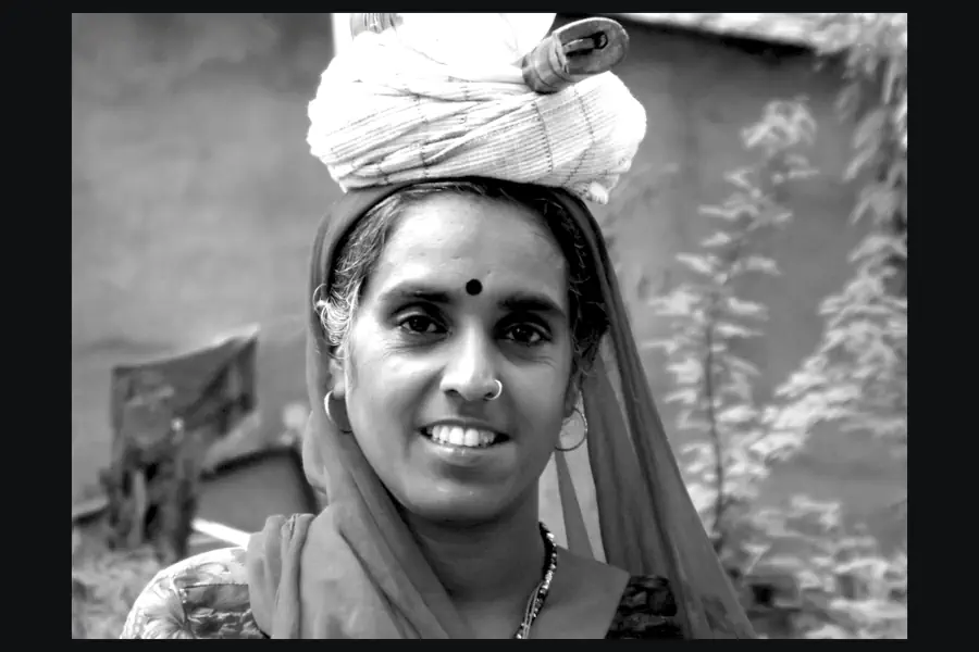 India 2012 - donna nella campagna di Agra - foto Ivan Fantasia
