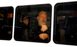 JULIAN ASSANGE ACCUSATO DI ESSERE UN GIORNALISTA CHE INDAGA TROPPO