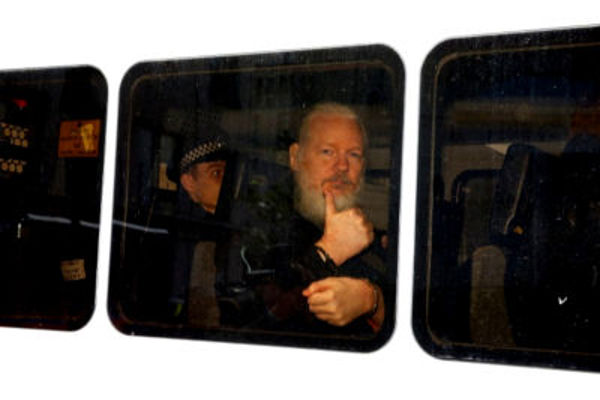 JULIAN ASSANGE ACCUSATO DI ESSERE UN GIORNALISTA CHE INDAGA TROPPO